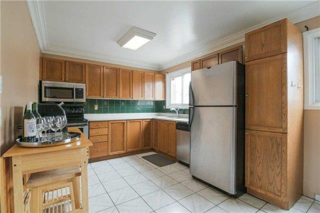 19 Mccallum Crt, Townhouse with 3 bedrooms, 2 bathrooms and 2 parking in Brampton ON | Image 7