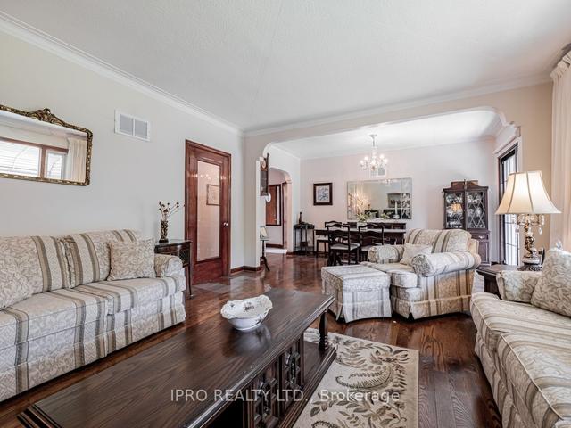 3 Faircrest Circ, House detached with 3 bedrooms, 2 bathrooms and 6 parking in Toronto ON | Image 30