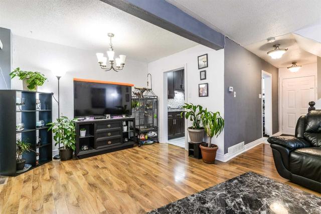 77 Fleetwood Cres, Townhouse with 3 bedrooms, 2 bathrooms and 1 parking in Brampton ON | Image 7