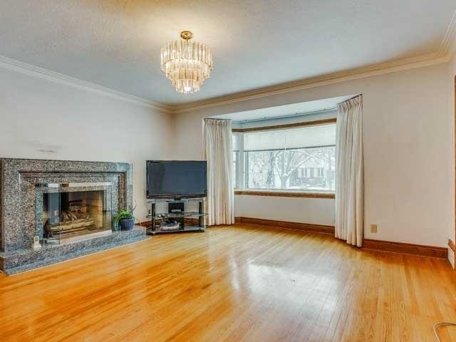 33 Mcgillivray Ave, House detached with 2 bedrooms, 2 bathrooms and 2 parking in Toronto ON | Image 4