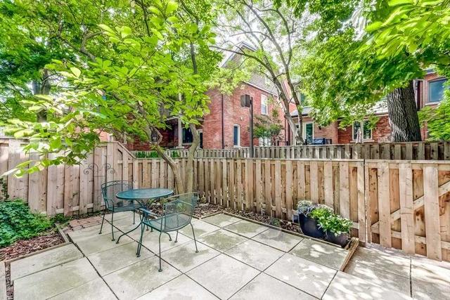 102 - 80 Quebec Ave, Townhouse with 3 bedrooms, 3 bathrooms and 2 parking in Toronto ON | Image 6