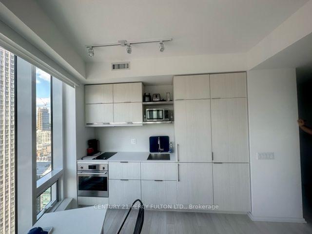 2412 - 197 Yonge St, Condo with 0 bedrooms, 1 bathrooms and 0 parking in Toronto ON | Image 5