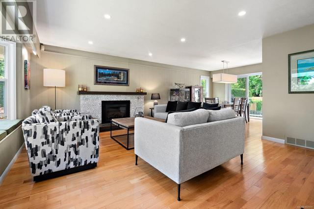 1875 Grandview Dr, House detached with 4 bedrooms, 3 bathrooms and 4 parking in Saanich BC | Image 4
