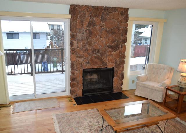 171 Woodvale Bay Sw, Home with 2 bedrooms, 1 bathrooms and 3 parking in Calgary AB | Image 2