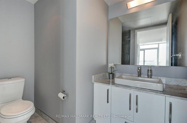 5404 - 12 York St, Condo with 3 bedrooms, 2 bathrooms and 1 parking in Toronto ON | Image 2