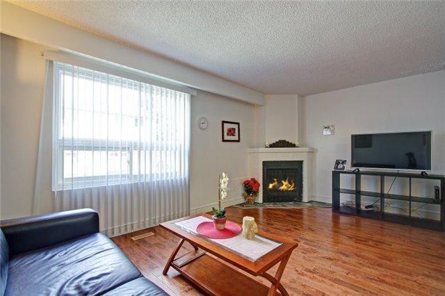 9 - 42 Stonehill Crt, Townhouse with 3 bedrooms, 3 bathrooms and 2 parking in Toronto ON | Image 8