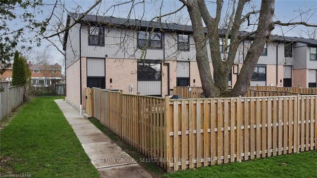 26 - 105 Andover Dr, Townhouse with 2 bedrooms, 2 bathrooms and 2 parking in London ON | Image 1