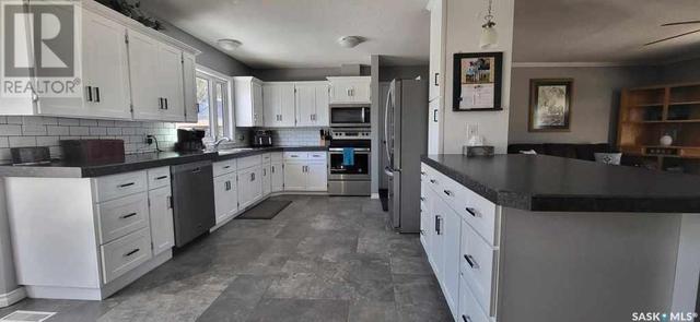 110 Tripp Road, House detached with 4 bedrooms, 3 bathrooms and null parking in Oxbow SK | Image 3