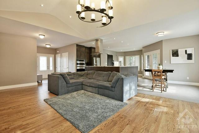 177 Glenncastle Drive, House detached with 5 bedrooms, 3 bathrooms and 6 parking in Ottawa ON | Image 5
