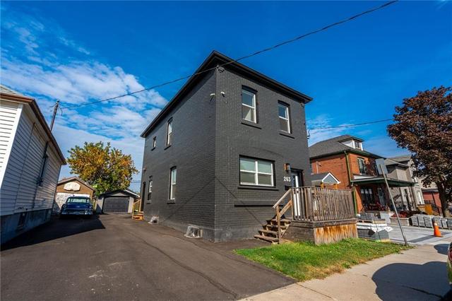 263 Kensington Avenue N, House detached with 5 bedrooms, 2 bathrooms and 5 parking in Hamilton ON | Image 2