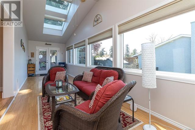 559 Kenneth St, House detached with 4 bedrooms, 3 bathrooms and 4 parking in Saanich BC | Image 19