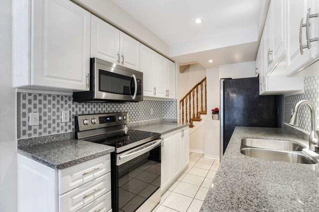 3564 Southwick St, House semidetached with 3 bedrooms, 3 bathrooms and 3 parking in Mississauga ON | Image 6