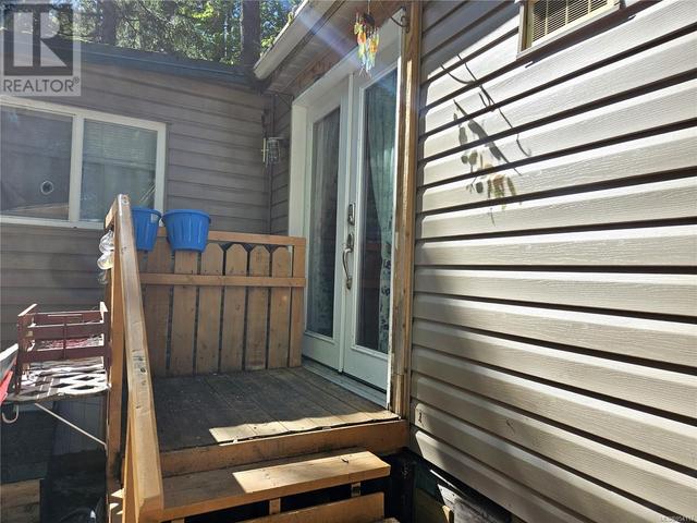 Back porch to yard | Image 35