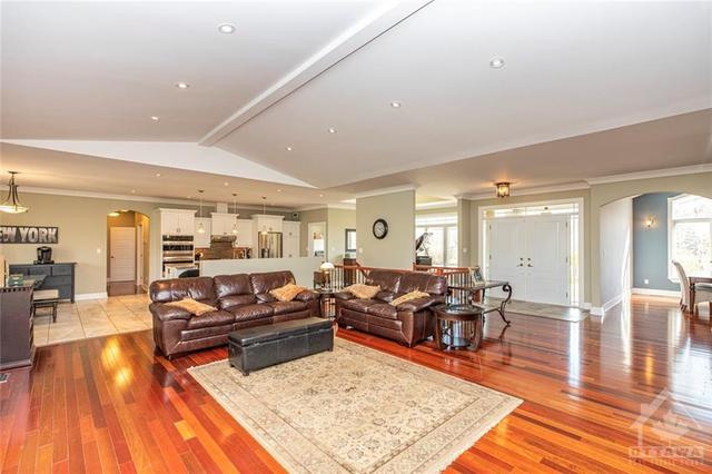 5725 Stuewe Drive, House detached with 6 bedrooms, 5 bathrooms and 6 parking in Ottawa ON | Image 2