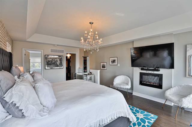 1044b Islington Ave, House attached with 3 bedrooms, 4 bathrooms and 2 parking in Toronto ON | Image 6