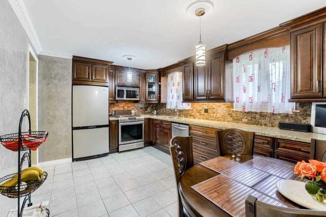 3184 Hedgestone Crt, House semidetached with 3 bedrooms, 2 bathrooms and 3 parking in Mississauga ON | Image 3