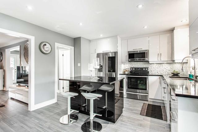 17 Gotham Crt, House semidetached with 3 bedrooms, 3 bathrooms and 7 parking in Toronto ON | Image 3