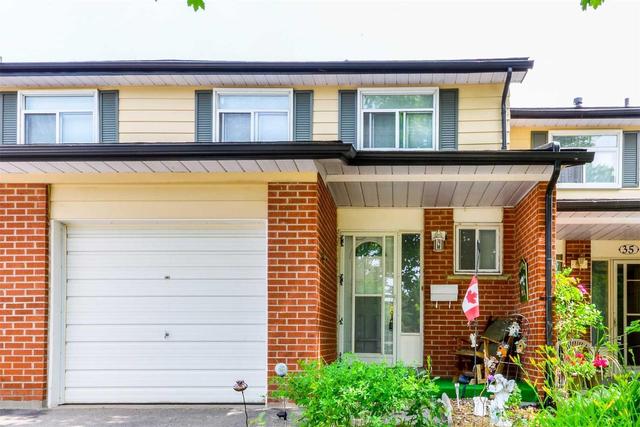 34 Vodden Crt, Townhouse with 3 bedrooms, 2 bathrooms and 1 parking in Brampton ON | Image 1