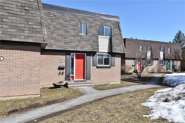 207 Ridgepark Private, Townhouse with 3 bedrooms, 3 bathrooms and 1 parking in Ottawa ON | Image 2