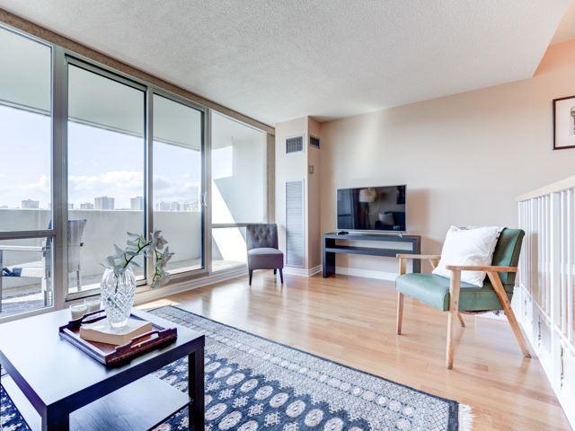 1013 - 260 Scarlett Rd, Condo with 2 bedrooms, 2 bathrooms and 1 parking in Toronto ON | Image 10