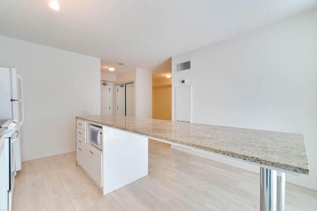 1011 - 15 Singer Crt, Condo with 1 bedrooms, 2 bathrooms and 1 parking in Toronto ON | Image 5