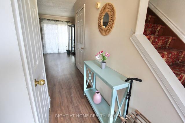 2 - 93 Hansen Rd N, Townhouse with 3 bedrooms, 2 bathrooms and 1 parking in Brampton ON | Image 5