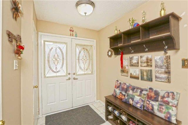 26 Goldenlight Circ, Townhouse with 3 bedrooms, 3 bathrooms and 2 parking in Brampton ON | Image 2