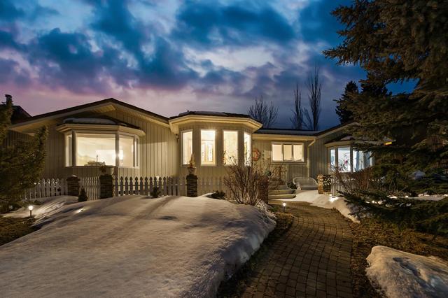 398 Wildwood Drive Sw, House detached with 3 bedrooms, 3 bathrooms and 2 parking in Calgary AB | Image 2