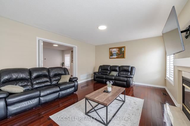 30 Raccoon St, House detached with 4 bedrooms, 3 bathrooms and 2 parking in Brampton ON | Image 3