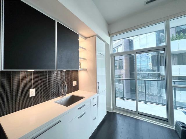 2201 - 32 Davenport Rd, Condo with 0 bedrooms, 1 bathrooms and 0 parking in Toronto ON | Image 2
