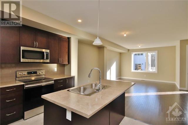 15 Rookie Crescent, Townhouse with 3 bedrooms, 3 bathrooms and 2 parking in Ottawa ON | Image 9
