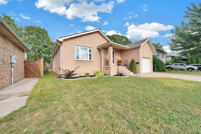 2828 Robillard Cres, House detached with 2 bedrooms, 2 bathrooms and 3 parking in Windsor ON | Card Image
