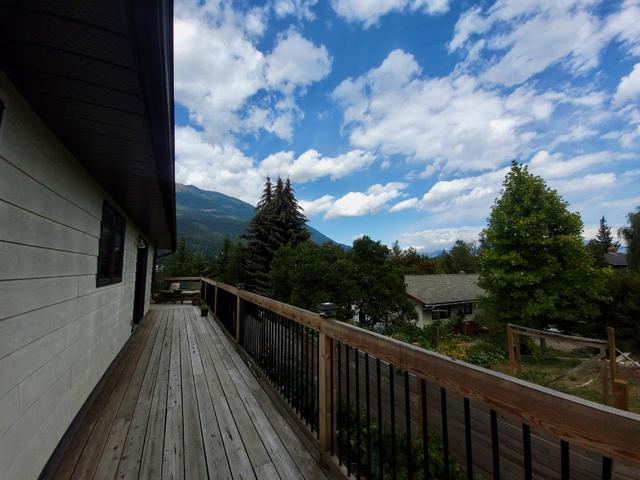 7814 Railway Avenue, House detached with 3 bedrooms, 3 bathrooms and 5 parking in Central Kootenay E BC | Image 11