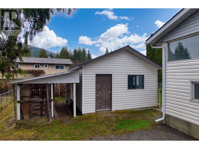 710 Conn Street, House detached with 3 bedrooms, 2 bathrooms and null parking in Sicamous BC | Image 3
