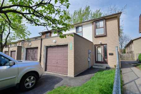 242 Fleetwood Cres, Townhouse with 3 bedrooms, 2 bathrooms and 1 parking in Brampton ON | Image 1