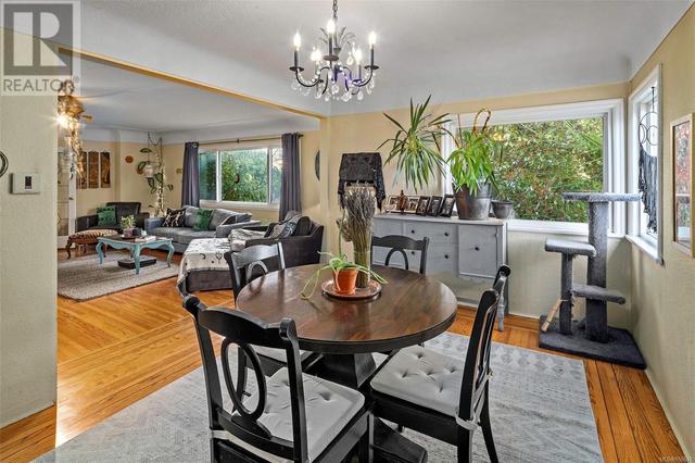 3835 Quadra St, House detached with 4 bedrooms, 3 bathrooms and 2 parking in Saanich BC | Image 3