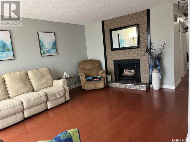 300 3rd Avenue W, House detached with 4 bedrooms, 3 bathrooms and null parking in Debden SK | Image 12