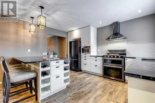 252 Cantrell Drive Sw, House detached with 4 bedrooms, 2 bathrooms and 4 parking in Calgary AB | Image 3