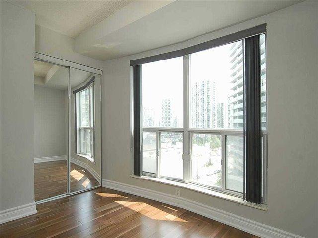1015 - 23 Lorraine Dr, Condo with 2 bedrooms, 2 bathrooms and 1 parking in Toronto ON | Image 9