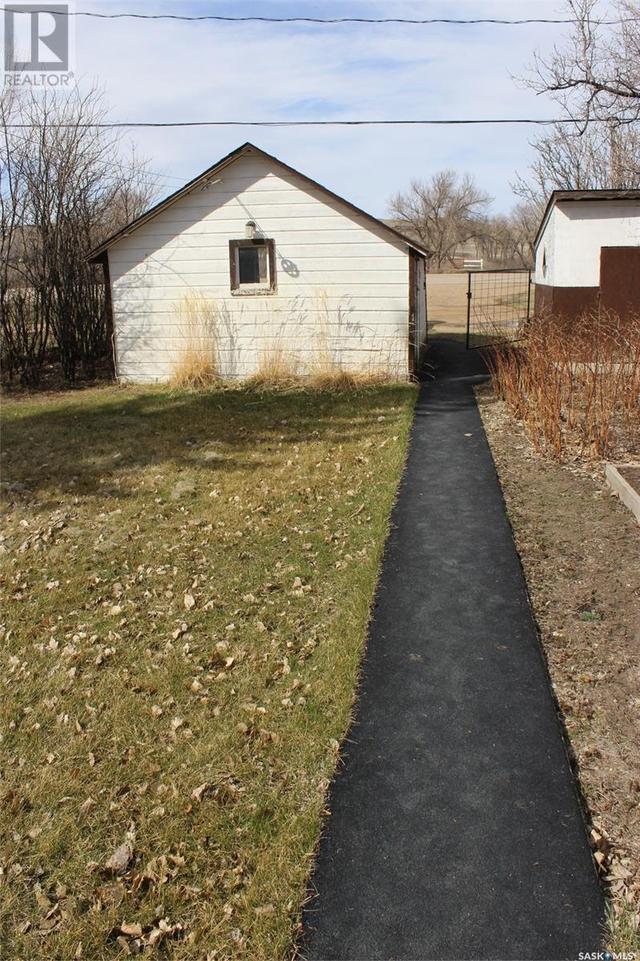 631 Front Street, House detached with 4 bedrooms, 2 bathrooms and null parking in Eastend SK | Image 34