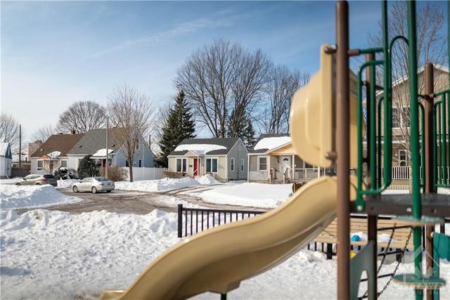 77 Harrold Place, House detached with 2 bedrooms, 2 bathrooms and 3 parking in Ottawa ON | Image 2