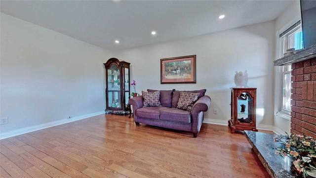 19 Croteau Cres, House detached with 4 bedrooms, 4 bathrooms and 4 parking in Vaughan ON | Image 6