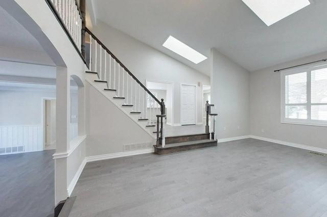 141 Castle Cres, House detached with 4 bedrooms, 3 bathrooms and 4 parking in Oakville ON | Image 38