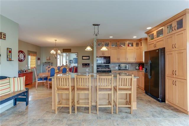 3159 Nauvoo Road, House detached with 3 bedrooms, 2 bathrooms and 12 parking in Brooke Alvinston ON | Image 16