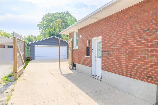 Gate fully opens to the garage & backyard | Image 22