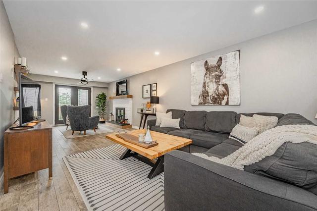 32 Shadybrook Cres, House detached with 3 bedrooms, 3 bathrooms and 3 parking in Guelph ON | Image 2
