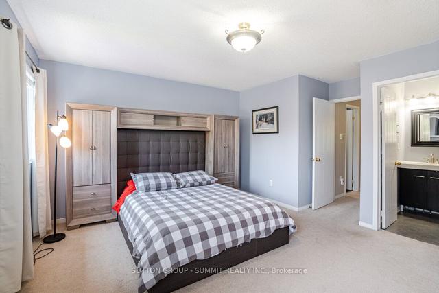 27 Gilgorm Rd, Condo with 3 bedrooms, 3 bathrooms and 2 parking in Brampton ON | Image 2
