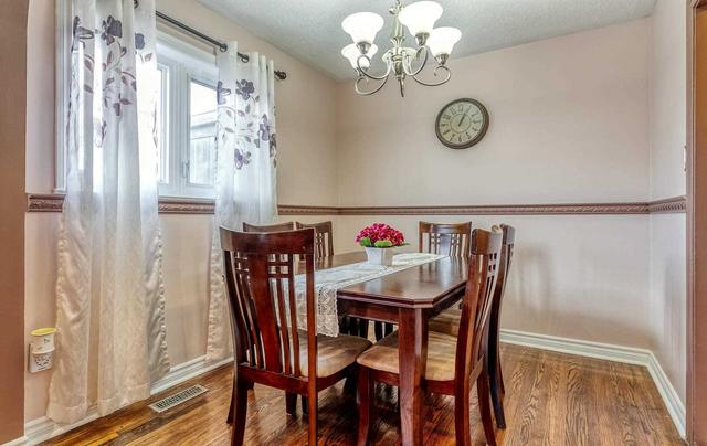 134 Town House Cres, Townhouse with 3 bedrooms, 2 bathrooms and 2 parking in Brampton ON | Image 3