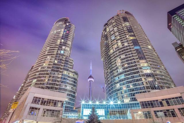503 - 208 Queens Quay W, Condo with 2 bedrooms, 2 bathrooms and 1 parking in Toronto ON | Image 1