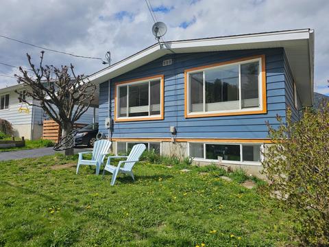 402 Innes Street W, House detached with 3 bedrooms, 2 bathrooms and 4 parking in Nelson BC | Card Image
